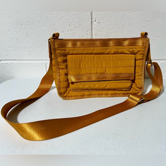 Tommy Bahama Mini Mighty Quilted Travel Puffer Crossbody Bag - Picture 2 of 13